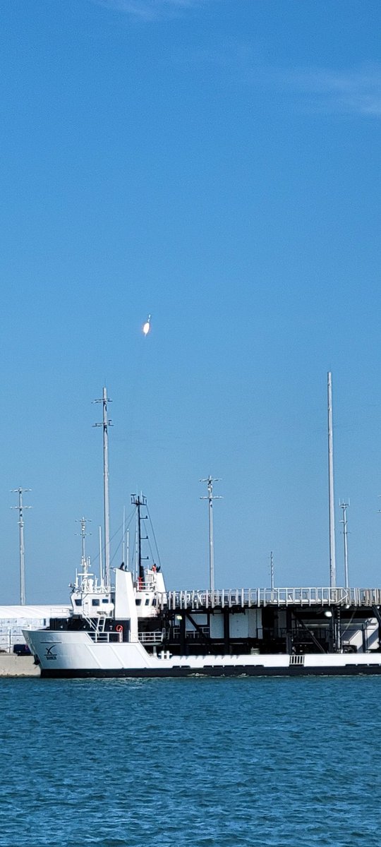 RustysInThePort's tweet photo. Liftoff!! Picture perfect morning for a launch today... at Rusty's at the Port!! πππ°ππΈπ πΉ #launchshift #decklifeΒ #rustysfam #rustysseafood #portcanaveral https://t.co/4z0EMiuP2P
