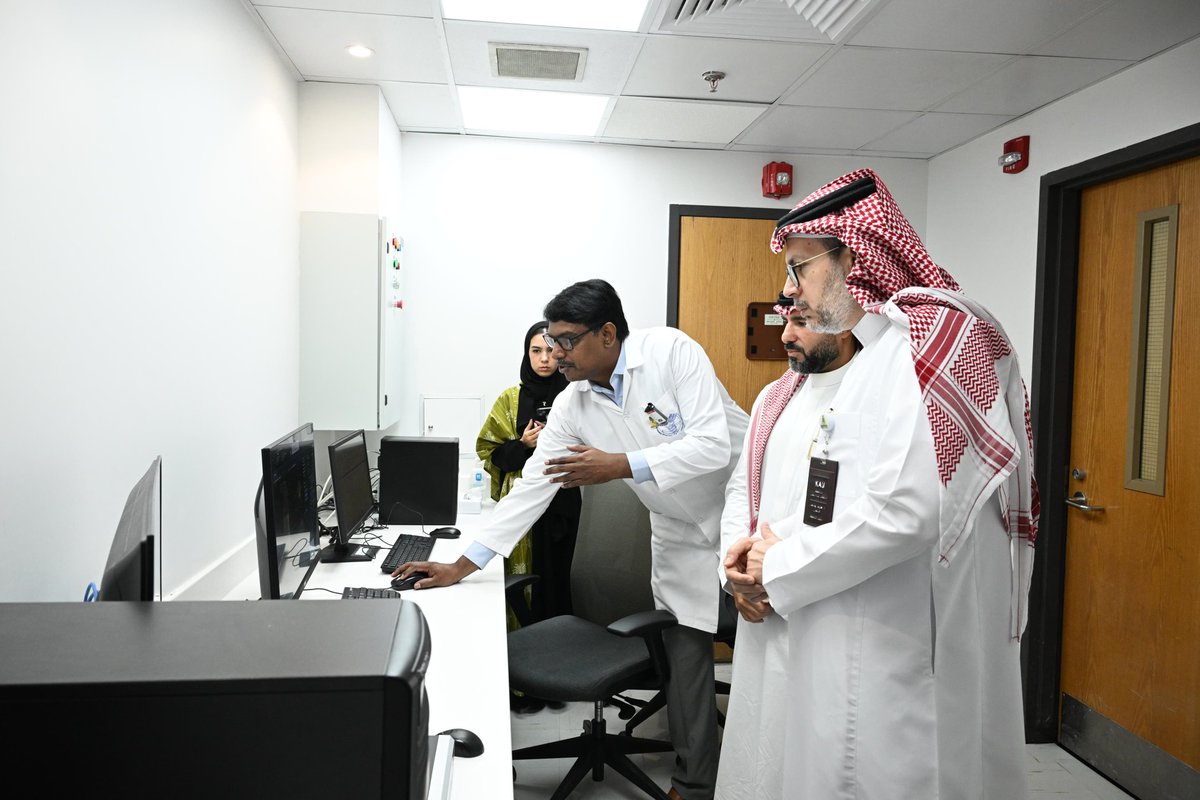 kauedu_sa's tweet photo. رئيس #جامعة_الملك_عبدالعزيز د. طريف بن يوسف الأعمى يدشن مجموعة من الأجهزة الطبية المتطورة في المستشفى الجامعي، تشمل جهاز التوموثيرابي للعلاج الإشعاعي المقطعي، وجهاز الأشعة المقطعية المتقدم، وجهاز الرنين المغناطيسي المتطور. هذه التقنيات الحديثة تمثل نقلة نوعية -بإذن الله- في التشخيص والعلاج، وستساهم في تحسين دقة تشخيص الأمراض وتقديم علاجات أكثر فعالية.