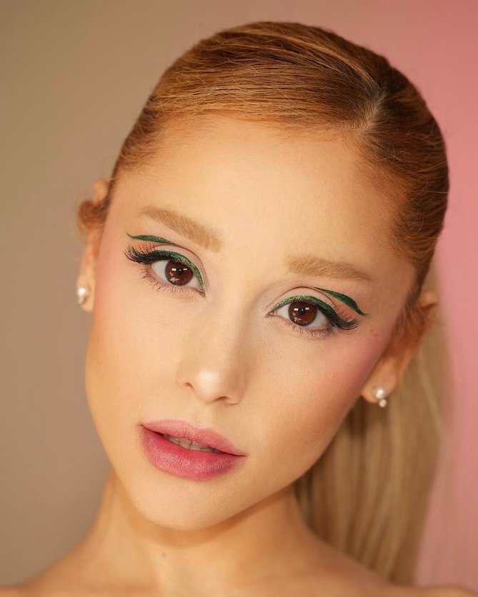 AcervoCharts's tweet photo. Ariana Grande comenta sobre as críticas que recebe relacionadas à sua aparência:

“Na sociedade de hoje, há um conforto que não deveríamos ter ao comentar sobre a aparência alheia. Sou muito sortuda por ter um sistema de apoio e por saber, acima de tudo, que eu sou bonita.” https://t.co/1OZB0LZ2pj