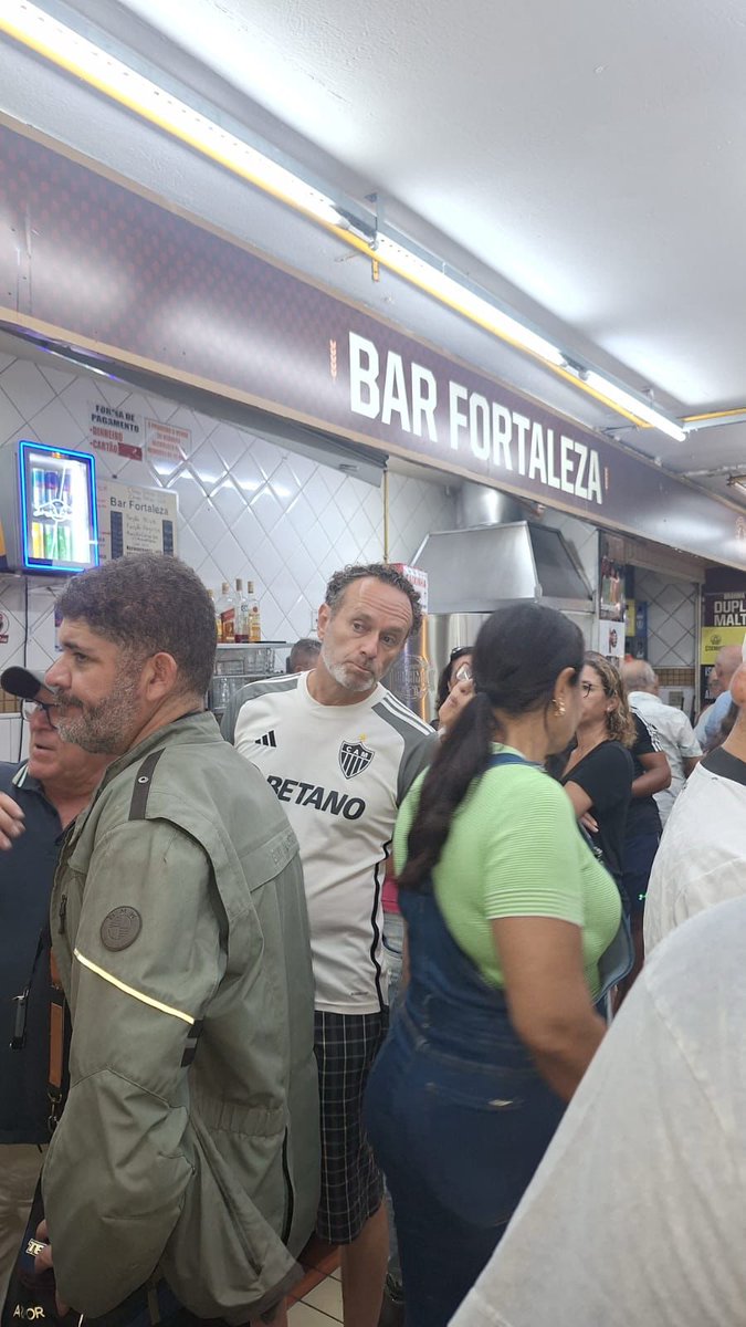 Wellingalo13's tweet photo. Milito, abalado com a demissão, foi encher a cara no Mercado Central!! https://t.co/C64QWyJqDS