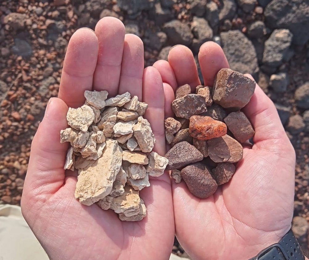 Solemos asociar las grandes historias en arqueología a hallazgos espectaculares. Pero a veces las grandes historias se esconden en un puñado de piedras. O, más exactamente, dos. Acompañadme en este hilo y os lo cuento.-&gt;