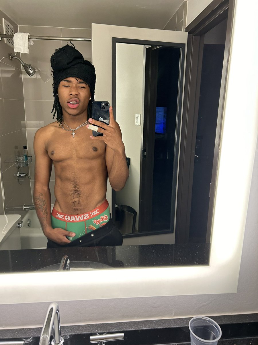 1uhmark's tweet image. mirrior picture junkie 🙂‍↕️