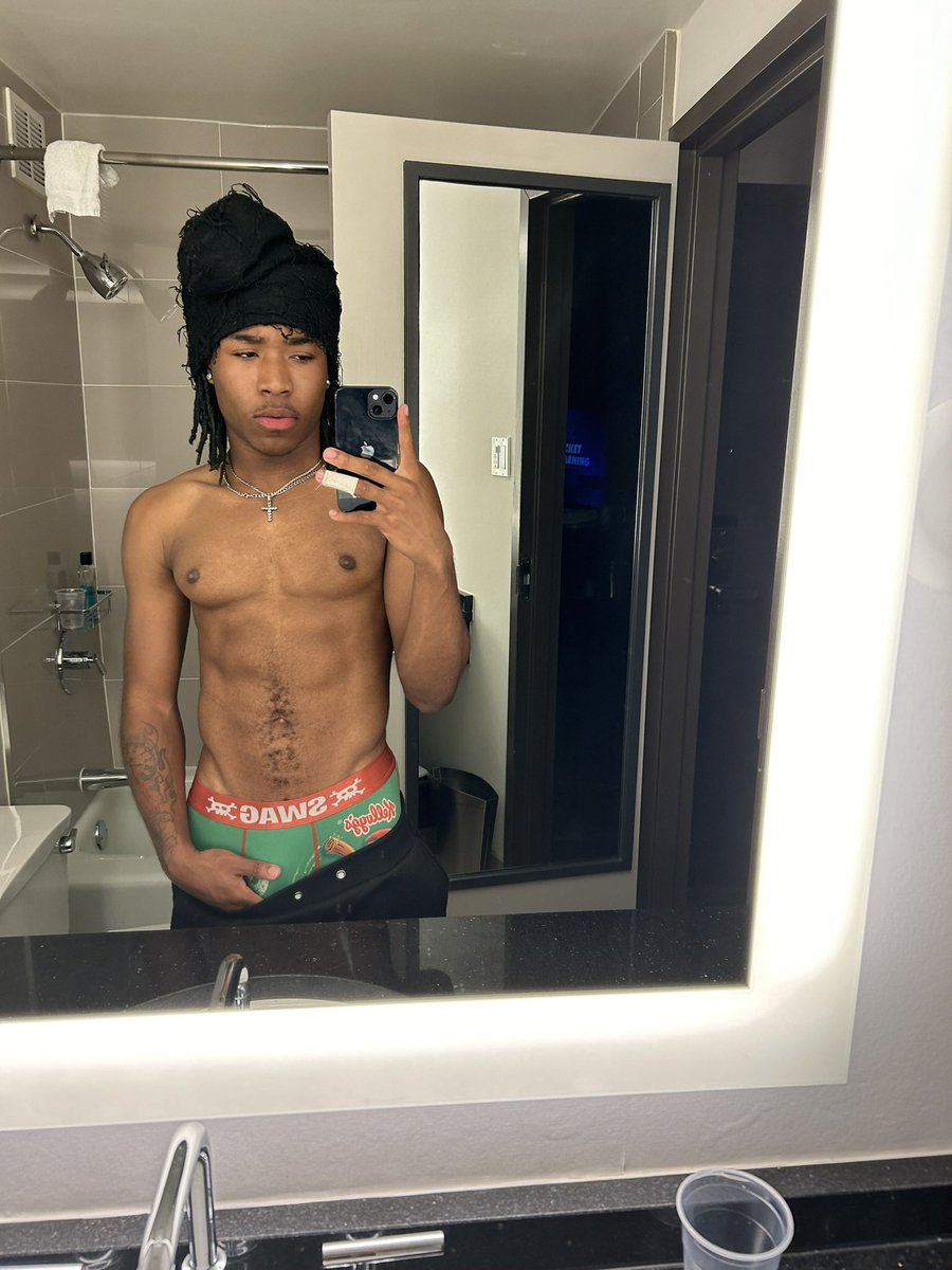 1uhmark's tweet image. mirrior picture junkie 🙂‍↕️