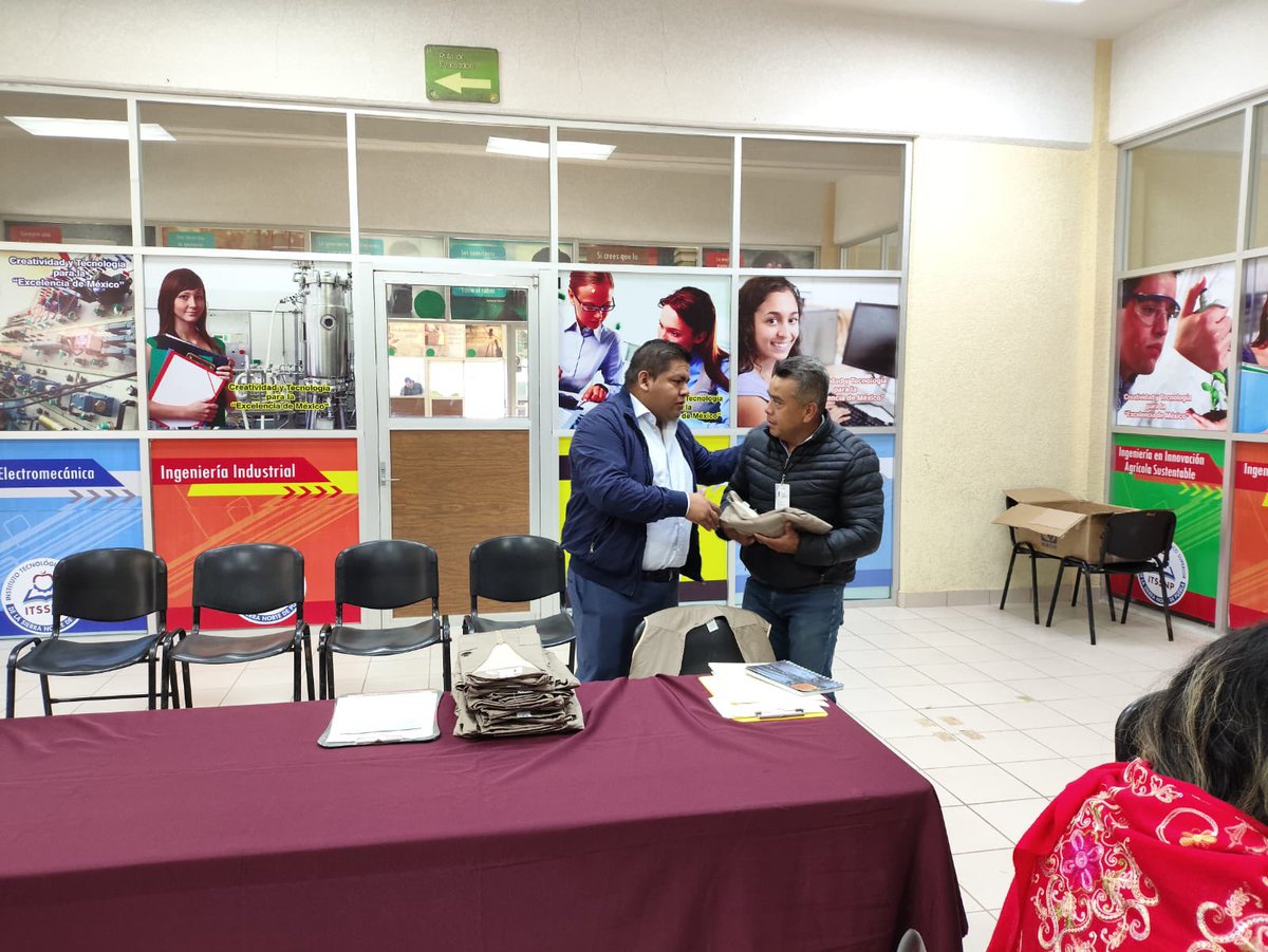Ismael_ZarateG's tweet photo. Hicimos entrega de nuevos chalecos, fortaleciendo la identidad y profesionalismo de nuestro equipo.
🌟 Nuestro compromiso es claro: educación de calidad para todas y todos, como nos encomienda el #GobiernoPresente de nuestro mandatario estatal @SergioSalomonC https://t.co/LzhAZe57Sj