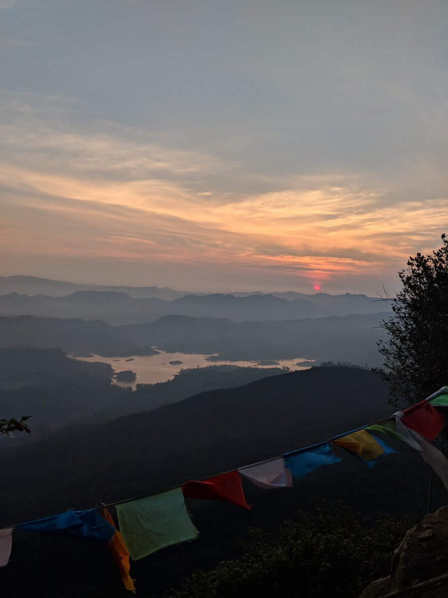loveandpeaceIN's tweet photo. The rising sun from Adamβs peak, Sri Lanka. The 7km trek to peak was worth for this epic view.
#risingsun #sunrise #SriLanka #DMK #trek #adamspeak #sripada https://t.co/OraeqLl8PM