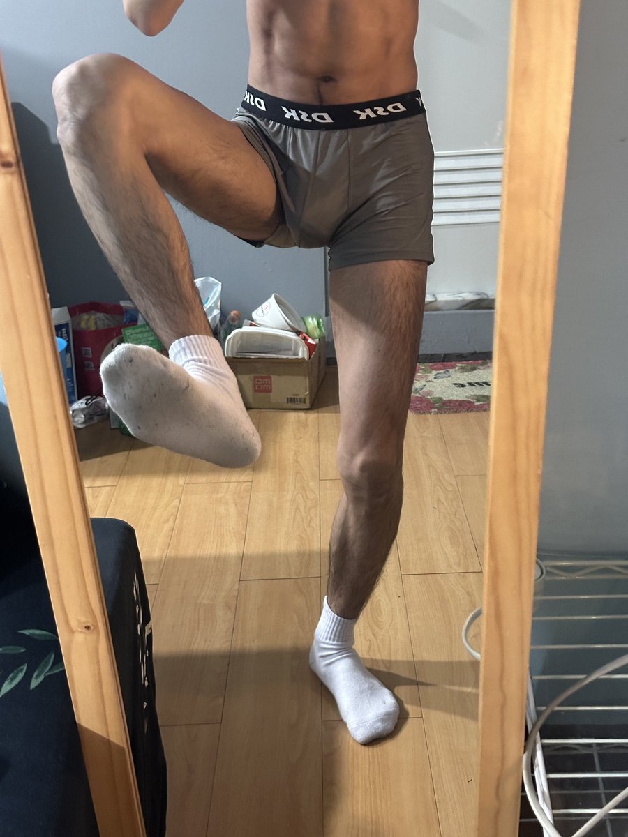 屌包配白襪🤭
跪下幫我吹