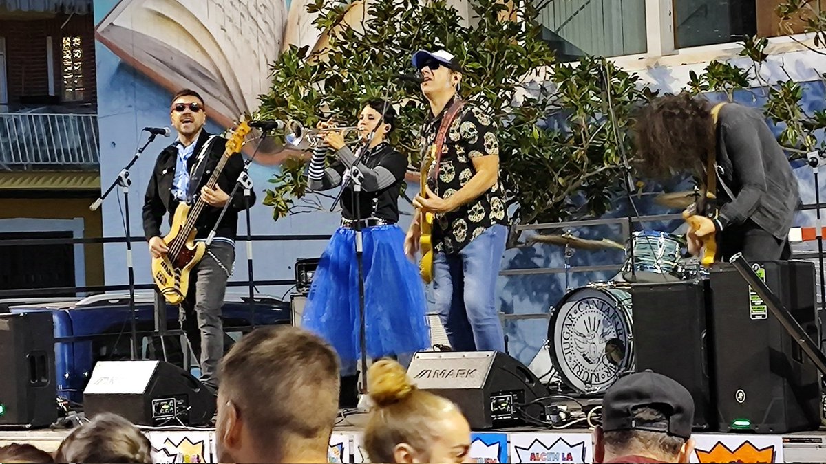 compromispicass's tweet photo. En estos temps tan foscos, sempre ens quedaran la bona música i la solidaritat dels pobles. Llarga vida al rock 'n' roll! God save Ramonets i que visca la música en valencià!🧡
#Ramonets #Picassent #Compromís #RockEnElCol·le https://t.co/73NcSwhWwz