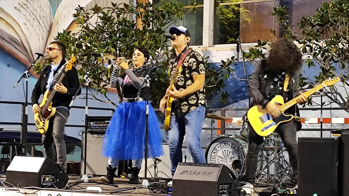 compromispicass's tweet photo. En estos temps tan foscos, sempre ens quedaran la bona música i la solidaritat dels pobles. Llarga vida al rock 'n' roll! God save Ramonets i que visca la música en valencià!🧡
#Ramonets #Picassent #Compromís #RockEnElCol·le https://t.co/73NcSwhWwz