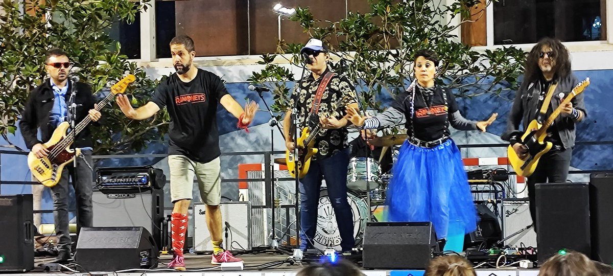 compromispicass's tweet photo. En estos temps tan foscos, sempre ens quedaran la bona música i la solidaritat dels pobles. Llarga vida al rock 'n' roll! God save Ramonets i que visca la música en valencià!🧡
#Ramonets #Picassent #Compromís #RockEnElCol·le https://t.co/73NcSwhWwz
