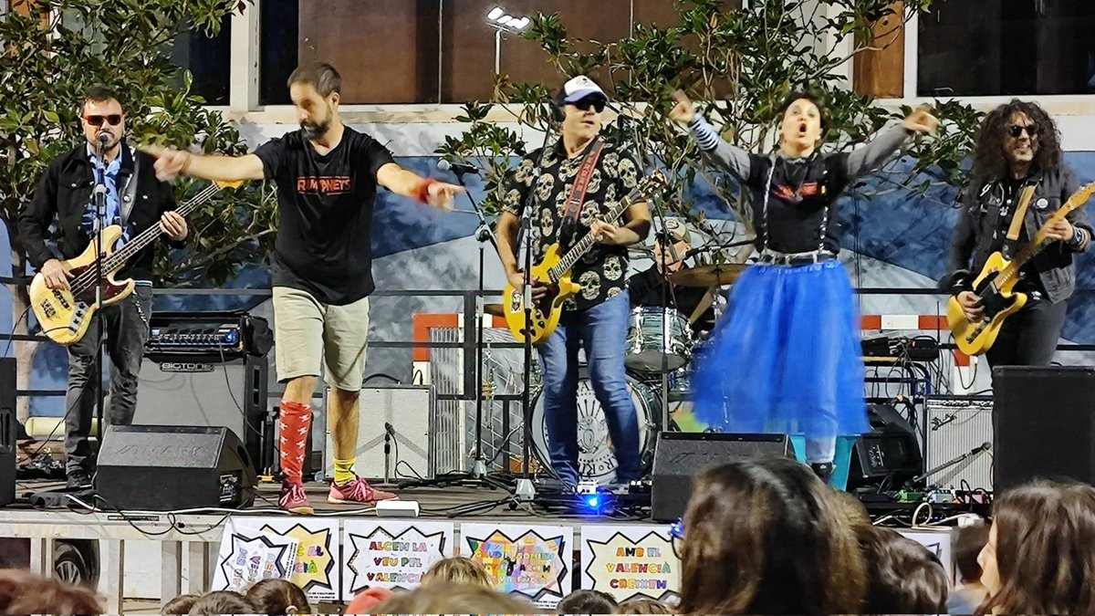 compromispicass's tweet photo. En estos temps tan foscos, sempre ens quedaran la bona música i la solidaritat dels pobles. Llarga vida al rock 'n' roll! God save Ramonets i que visca la música en valencià!🧡
#Ramonets #Picassent #Compromís #RockEnElCol·le https://t.co/73NcSwhWwz