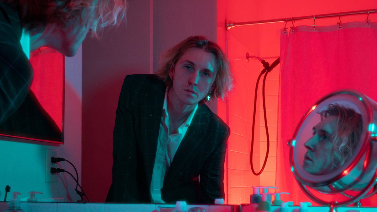 _silklane's tweet photo. Neon Bathroom Haunted Toilet Core https://t.co/O0zGxdEIOK