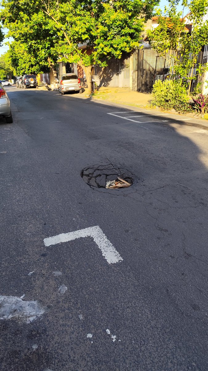 cachique's tweet photo. De nuevo un hoyo en Capitán Gwynn entre Dr. Coronel y Dr. Paiva.
@AsuncionMuni @EssapSA 
Que tal si se dan una vuelta por ahí y hacen algo ?
Cada vez está más grande. https://t.co/xnKSgdF0Nh