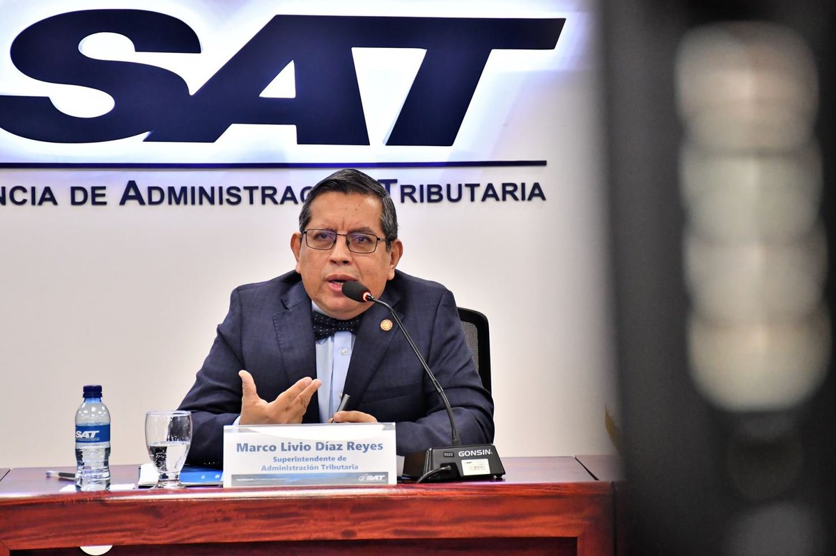 noficciongt's tweet photo. 🚨¿Por qué el MP está persiguiendo al superintendente de la SAT Marco Livio Díaz Reyes?  Todo tiene que ver con los casos de fraude fiscal que ha estado revelando la SAT desde hace unos meses: B410 y Eureka.  

Aquí te lo explicamos.
✍️ @AsierAndres https://t.co/3uvWwxs9tM