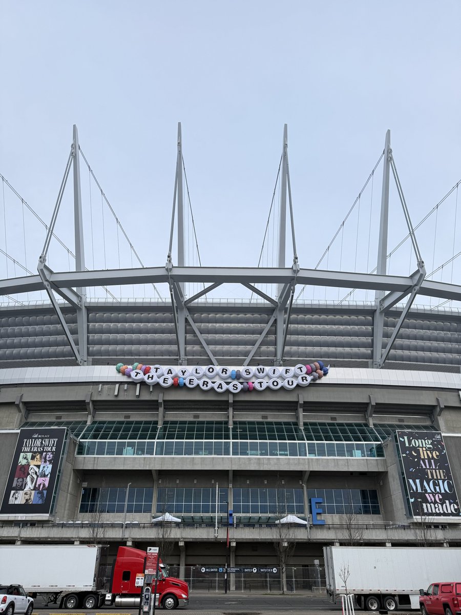 TSTheErasTour's tweet photo. 🚨| The giant 'friendship bracelets' that were first seen in New Orleans have now arrived at the BC Place Stadium in Vancouver! 🫶

#VancouverTSTheErasTour https://t.co/2pyx0PCtV1