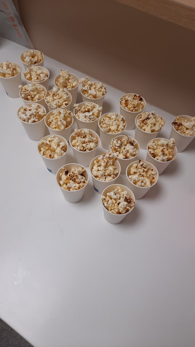 garci_isab's tweet photo. Soirée cinéma sur le pôle psy, organisée par l équipe d ergothérapie 👏👏👏, comme au CGR, avec les pop-corn faits maison 😋😋 bravo et merci les filles !!!! https://t.co/PZwmcyiK0X