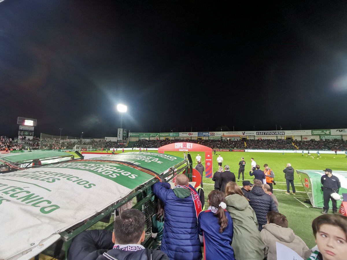DENUNCIA! 105 EUROS ha cobrado el CP CACEREÑO por este asiento en el que medio campo queda cubierto por el túnel de entrada... SINVERGÜENZAS!