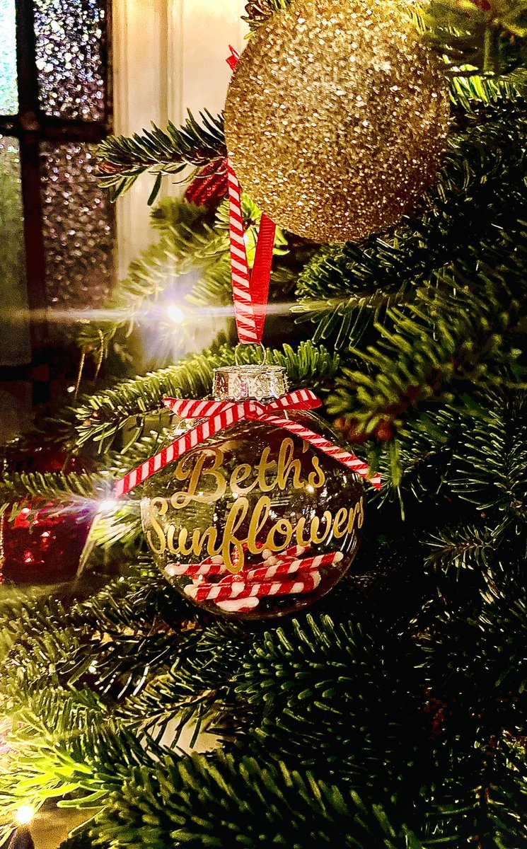 When your local pub who have raised over £4000 this year for us to help Blood Cancer Research &amp; current patients get a Christmas Tree 🎄 bauble dedicated to our charity 🌻🥰 
#bloodcancer #leukaemia #bethssunflowers
 bethssunflowers.co.uk