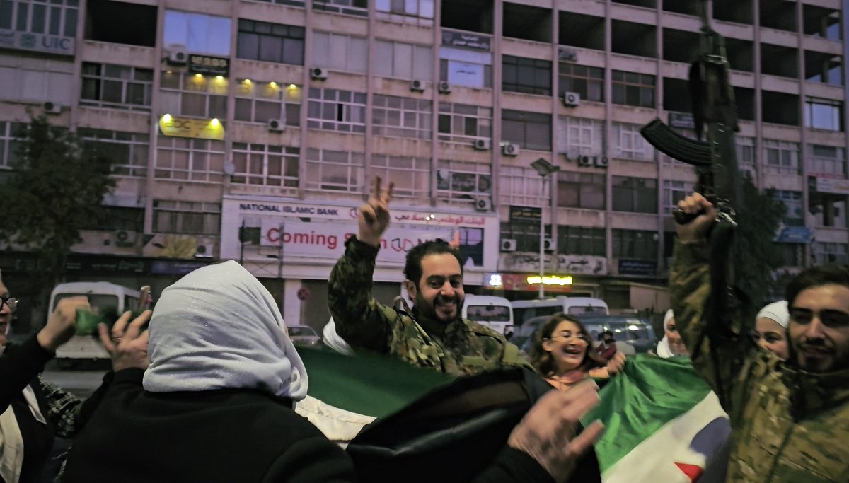DrZaineddin's tweet photo. بعد قليل: مشاهد من فرحة تحرير حماة لن ينساها التاريخ. https://t.co/V9FLLh2aMc