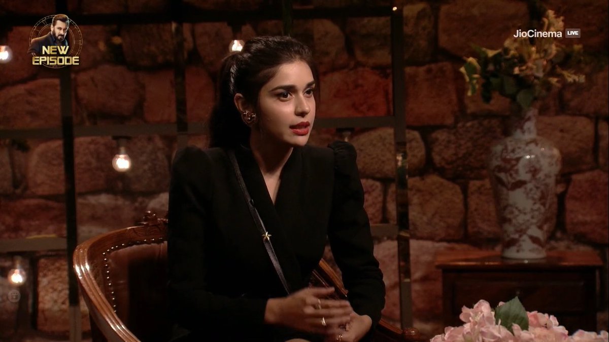 SanayaKhannn's tweet image. #sauravsingh Sir u are amazingly good....

Saurav : u said Avinash ka character assassinate hua wt girls didn’t feel safe with him n u stood for Avinash.What about when u urself character Assassinated #KaranveerMehra And TWISTED HIS WHOLE LINE TO SHOW HIM CREEP 🔥😝👏
#BiggBoss18