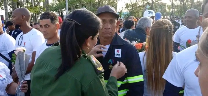 El reconocimiento del pueblo de #Artemisa a los  linieros y brigadas que participaron en la fase recuperativa , tras el paso del huracán Rafael por este territorio, con la presencia de esta valerosa fuerza,nos hicimos invencibles💪🏻
#ArtemisaJuntosSomosMás 
<a href="/DiazCanelB/">Miguel Díaz-Canel Bermúdez</a>
<a href="/OSDE_UNE/">Unión Eléctrica de Cuba</a>