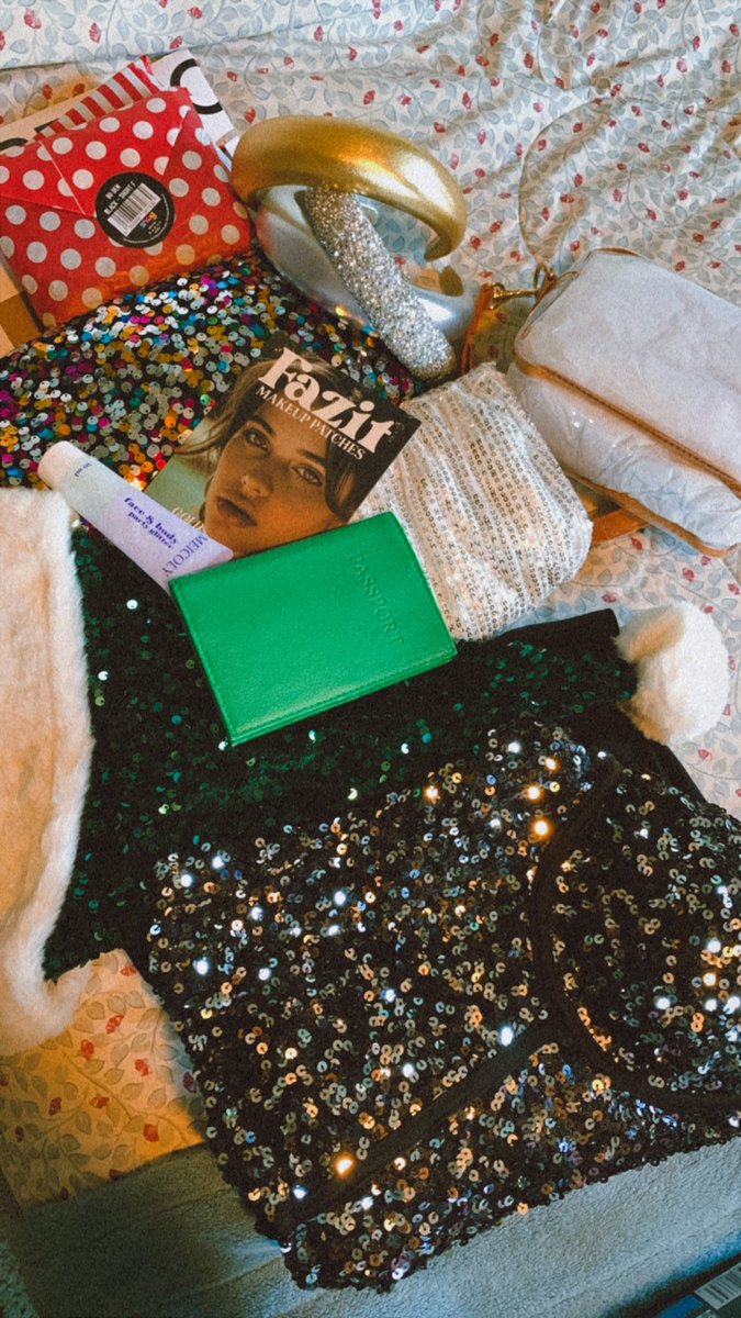 SincerelySheri's tweet photo. Emphasis on the sparkle this weekend — 
right @taylornation13? ☺️✨ #tisthedamnseason #VancouverTSTheErasTour https://t.co/Aaj61MF6Ja