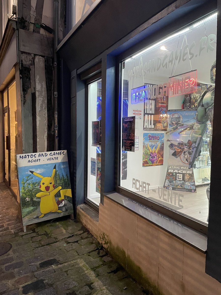 CitizenGeek_fr's tweet photo. Hier soir j’ai été faire un petit tour chez @MatosandGames ! C’est toujours un plaisir de venir dans cette boutique voir d’anciens jeux vidéo et consoles de notre enfance ! L’accueil de Sylvain est toujours top ! Je suis reparti avec un Super Mario Kart sur Super Nintendo ! 😉 https://t.co/slU6Uv4dJt