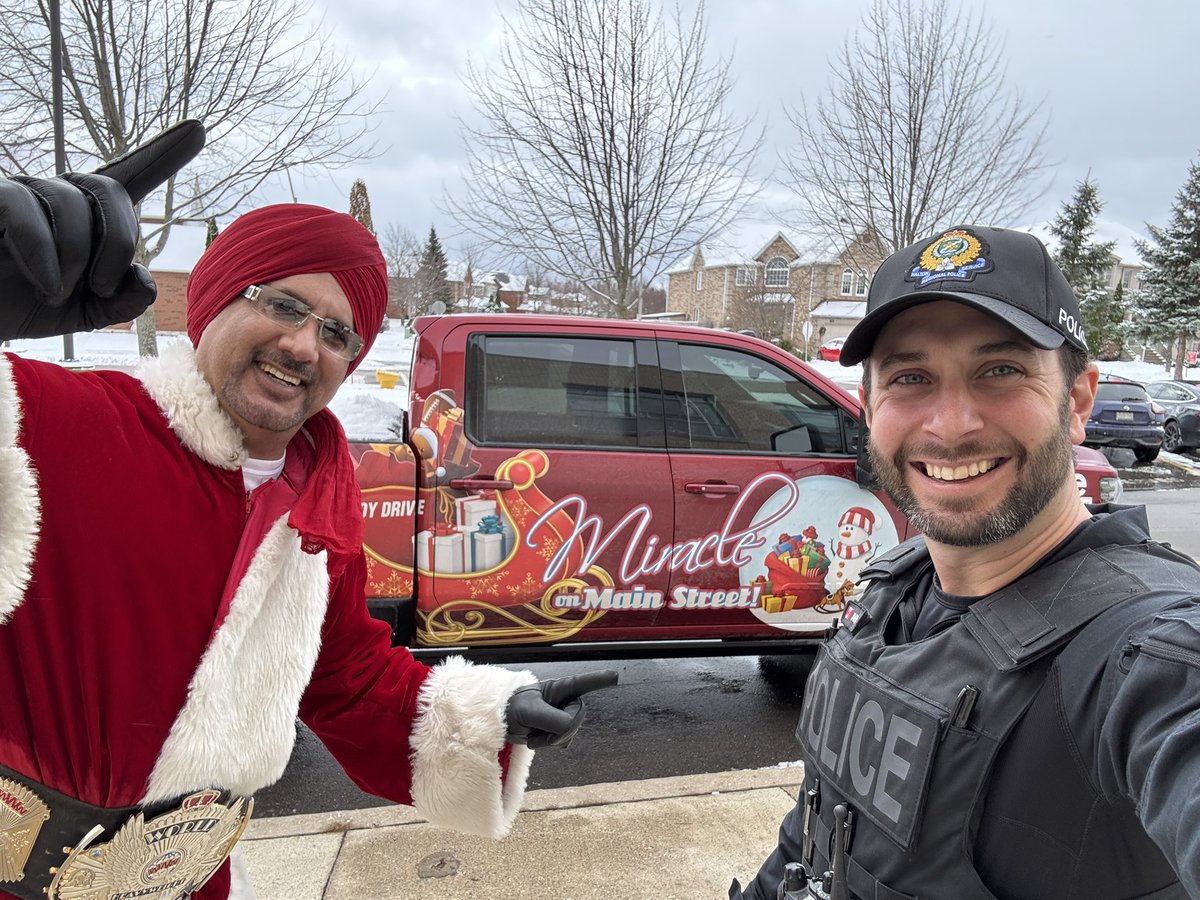 While our teams were out delivering donations, we came across <a href="/TigerSingh_Fdn/">Tiger Jeet Singh Fdn</a> picking up more donations that will be distributed right back out to our communities to those in need!

Thank u all for the generosity to Miracle On Main!

<a href="/TigerSingh_Fdn/">Tiger Jeet Singh Fdn</a> <a href="/PeelPolice/">Peel Regional Police</a> ^MRT
