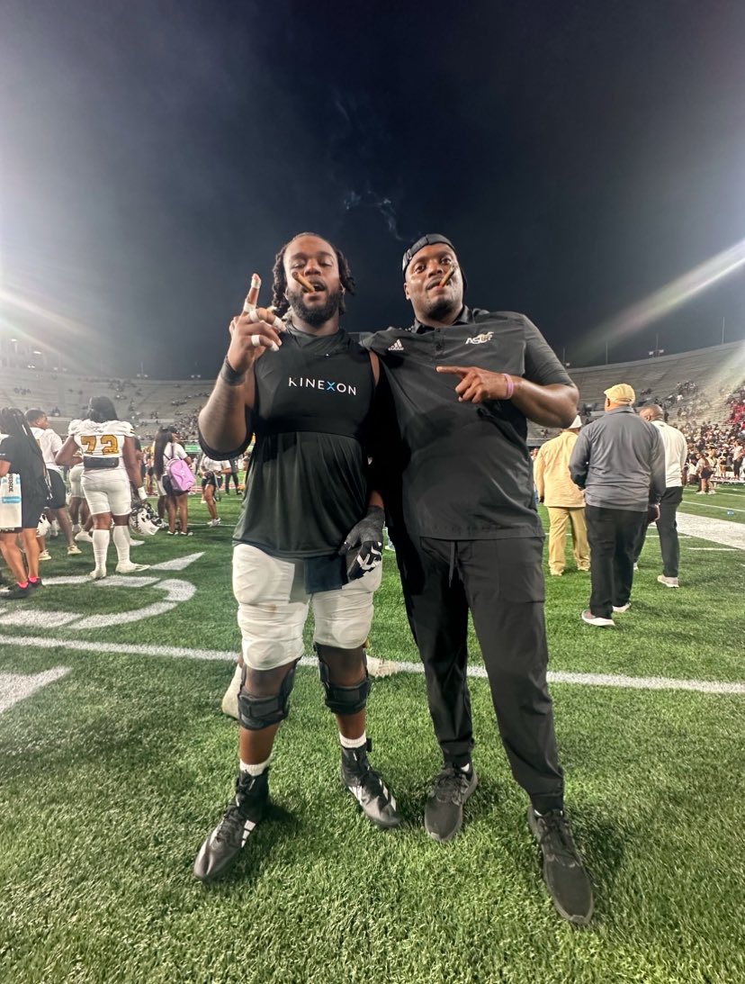 CoachBrowne72's tweet photo. Congrats All-American @AreliousDunn #Ophi #TrillOLPlay⛏️ #Boxtorow
#Swarmas1🐝 https://t.co/wX9p0Zvn1S