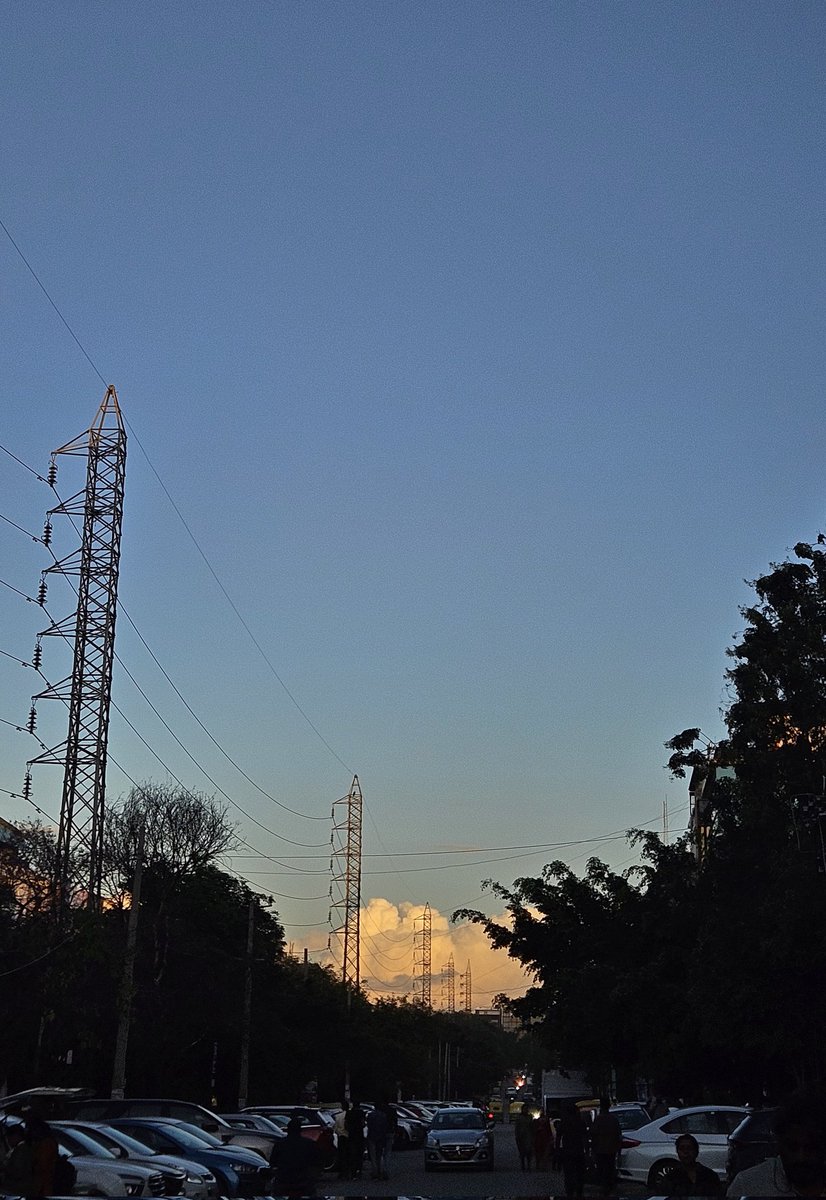 VBcodes's tweet image. There&apos;s something about the evenings in HSR 🌆