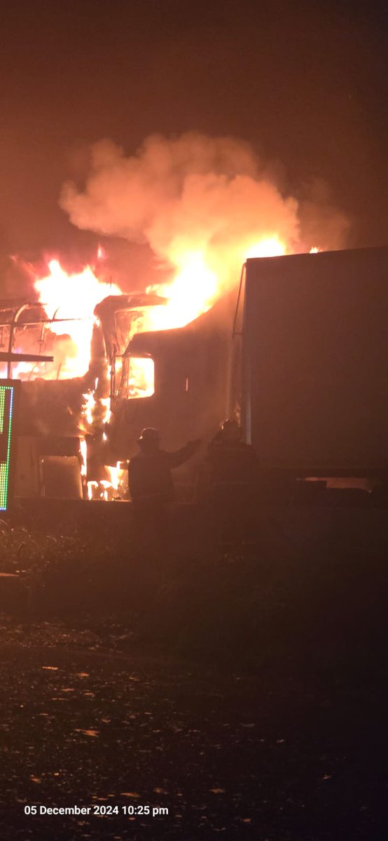 TrafficSA's tweet photo. KZN - N3 West (Latest):  MAJOR CRASH near Market Road - multiple vehicles - Burning Bus + Burning Truck - ROAD CLOSED https://t.co/NsgB1AiGuy