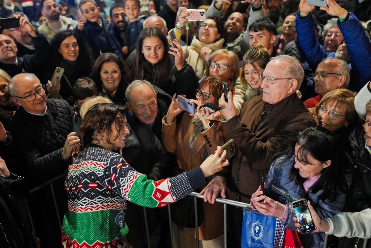 IdiazAyuso's tweet photo. Qué alegría que Madrid esté llena de gente que ha venido de toda España y de fuera por el puente de la Constitución.

Catalanes, gallegos, andaluces… ¡Y mucha de toda Valencia! Os queremos, aquí estaremos, en vuestra casa. https://t.co/JIarHGH83z