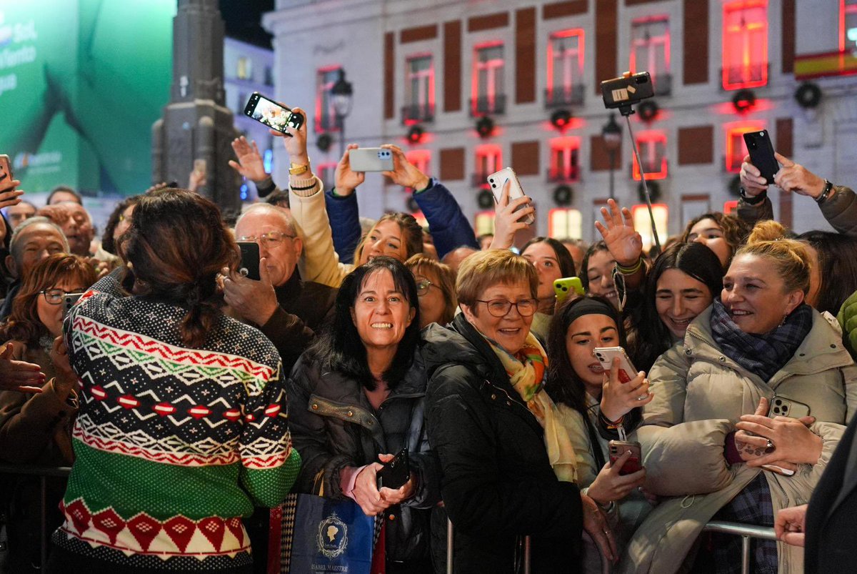 IdiazAyuso's tweet photo. Qué alegría que Madrid esté llena de gente que ha venido de toda España y de fuera por el puente de la Constitución.

Catalanes, gallegos, andaluces… ¡Y mucha de toda Valencia! Os queremos, aquí estaremos, en vuestra casa. https://t.co/JIarHGH83z