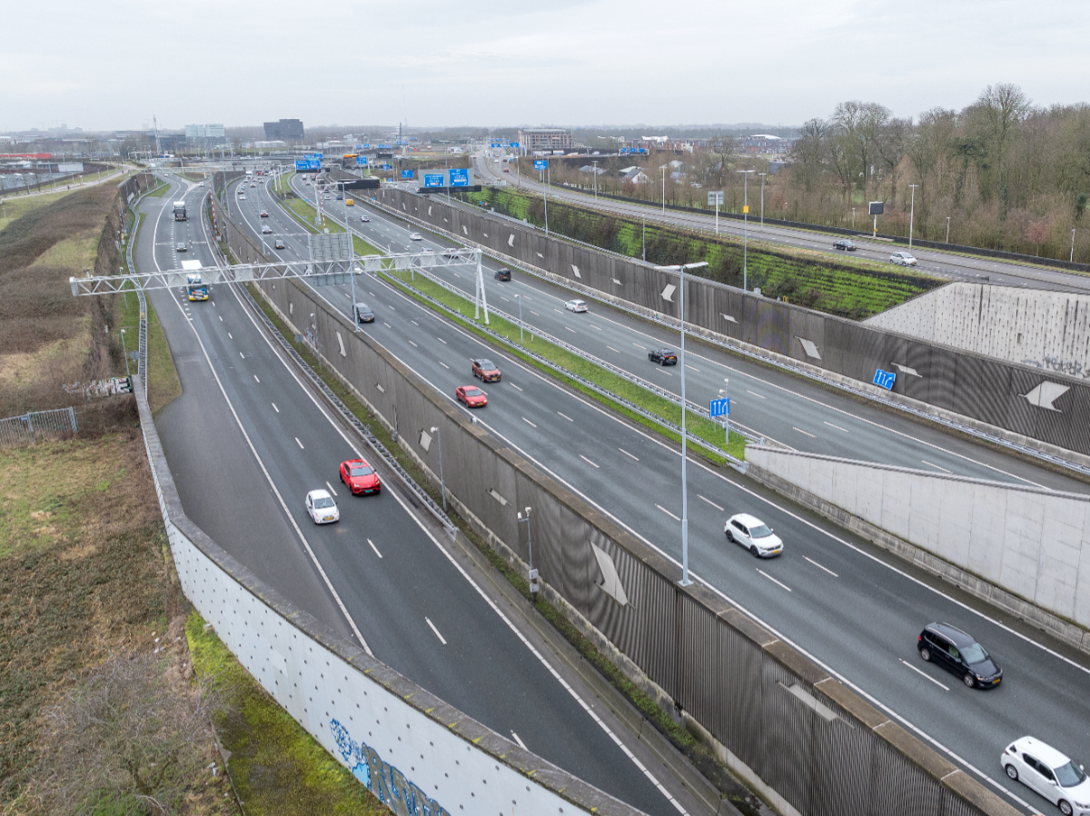 RWS_MN's tweet photo. We werken 👷♂️👷♀️ ook komend weekend weer aan de 💡💡 van de #A2 Leidsche Rijntunnel 🚧 richting #DenBosch. Geen zin in file 🚗🚙🚐? Check dan voor vertrek je route op #vanAnaarBeter. Meer info 👉 https://t.co/prhghBTDD0 https://t.co/eOrQDz0ZCt