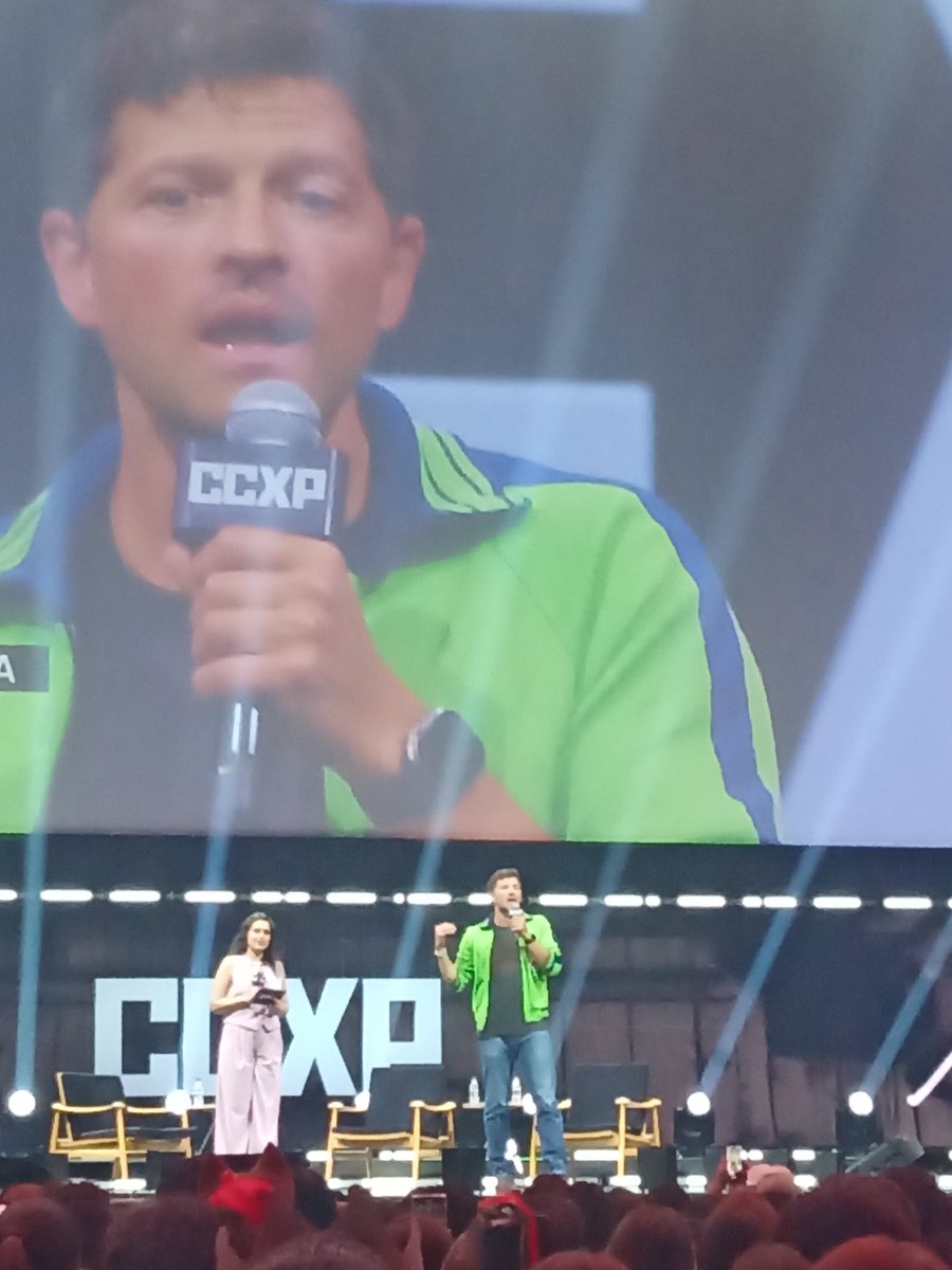 estacaonerd's tweet photo. #MishaCollins levou o público da #CCXP2024 à loucura!!!! https://t.co/wpxqn3YPZP