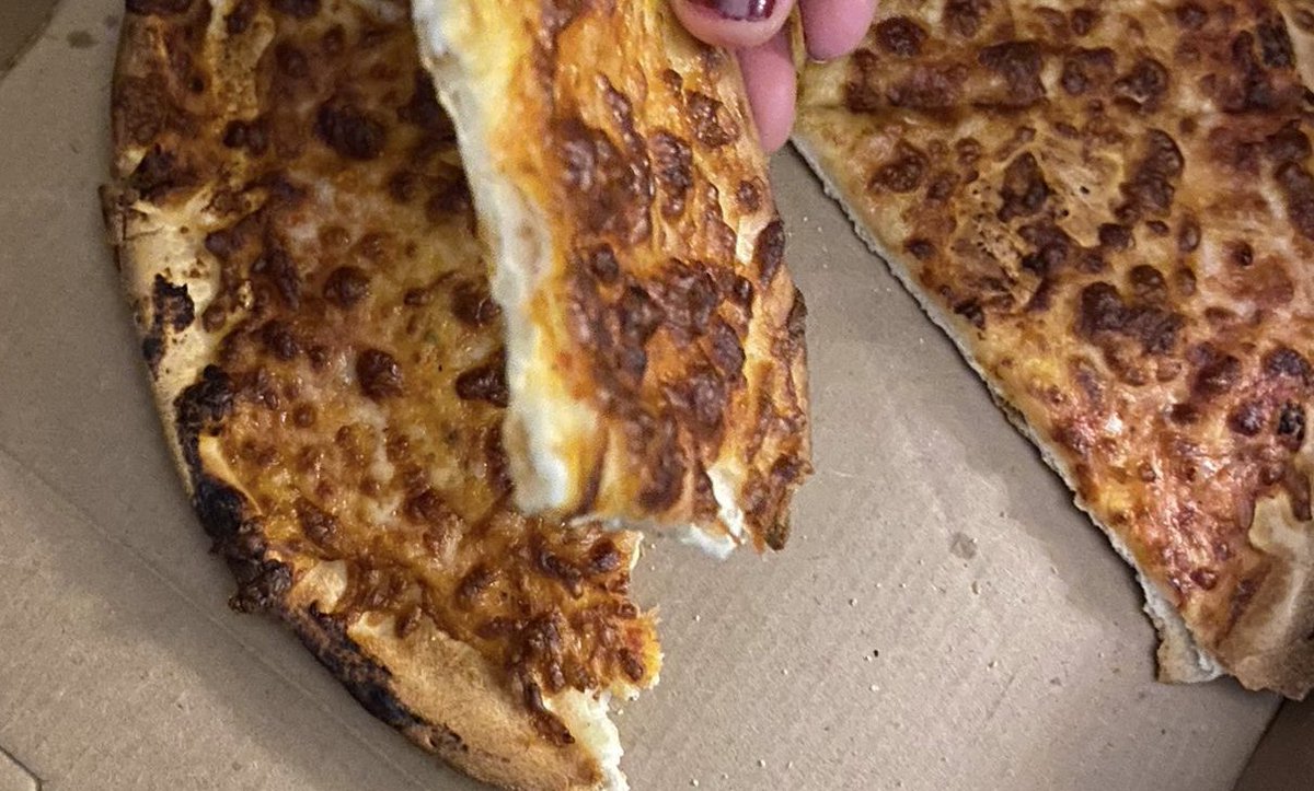 Seliwas's tweet photo. @LittleCaesarsTR Soyak Yenişehir şubeniz ilkinde yanık ve taş gibi pizza gönderip arayıp durumumu bildirmeme rağmen adres almadığı için pizza göndermeyi beceremeyip tekrar tekrar aramam üzerine 2. Denemesinde aynı yanık ve taş pizzalardan birer tane daha göndermiştir! https://t.co/mDhYfgdRoM