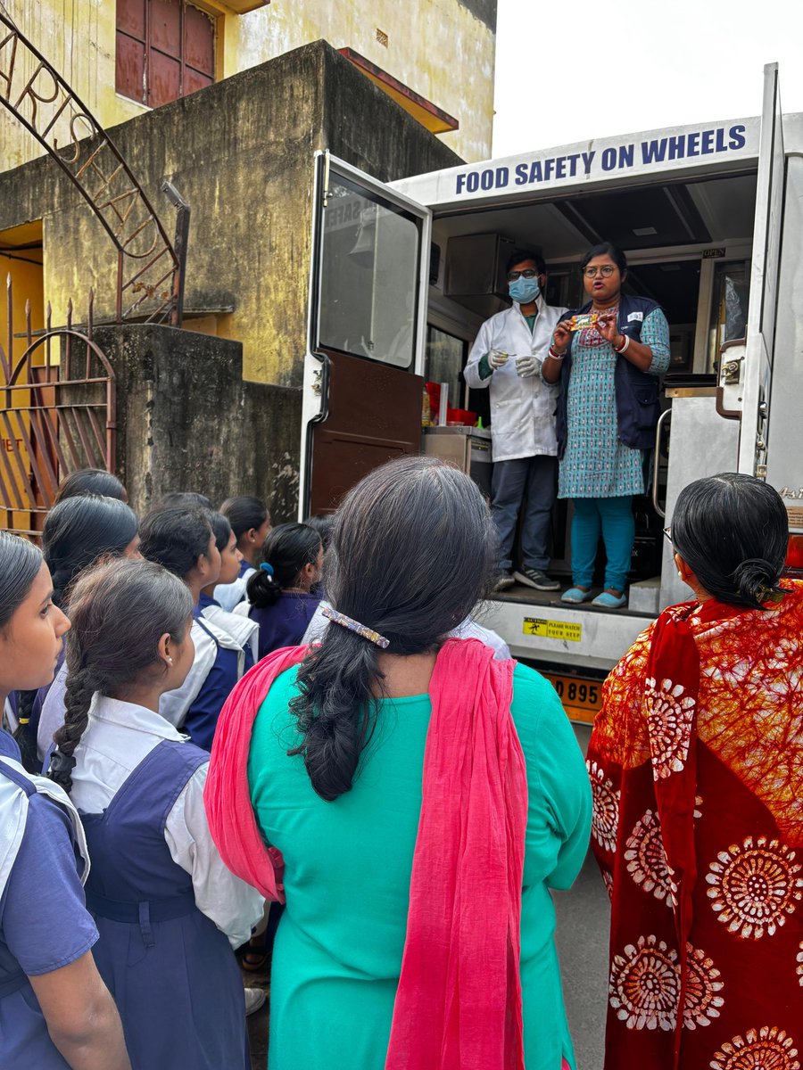 fssaiindia's tweet photo. Food Safety on Wheels in action! 🚌 Our team with #FSWs is spreading awareness across various states to ensure our kids have access to safe and nutritious food. #FoodSafety #FSSAIAwareness https://t.co/HTZ9Eu24ik