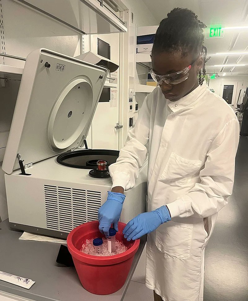 Great article in CAS Connection featuring Biochemistry major and undergrad researcher Favour Foday!

Engineering the Future tinyurl.com/mrxe6sxh  #uoresearch