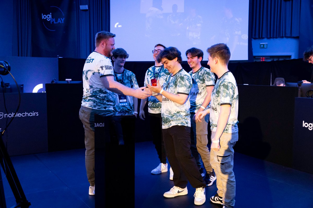 UKICircuit's tweet photo. In October @VerdantEC claimed their first UKIC League title at @LogitechGUK #LogiPLAY!
Will they hold on tomorrow or can @Belfaststorm inscribe another new name on the trophy?
Find out at 3pm ⏰ https://t.co/3vsdoUx46t