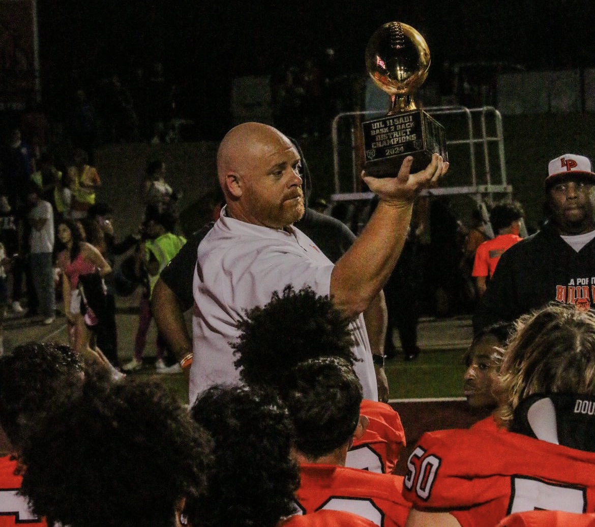 densilva02's tweet photo. “It’s built a huge amount of toughness in our team. We can go anywhere and play. It’s a privilege to coach a bunch of kids that are mature enough to handle that.”

Without a home stadium, La Porte’s football team finds solace in winning. #txhsfb

STORY: https://t.co/sWksQftdcW https://t.co/JpIiaT8sBX