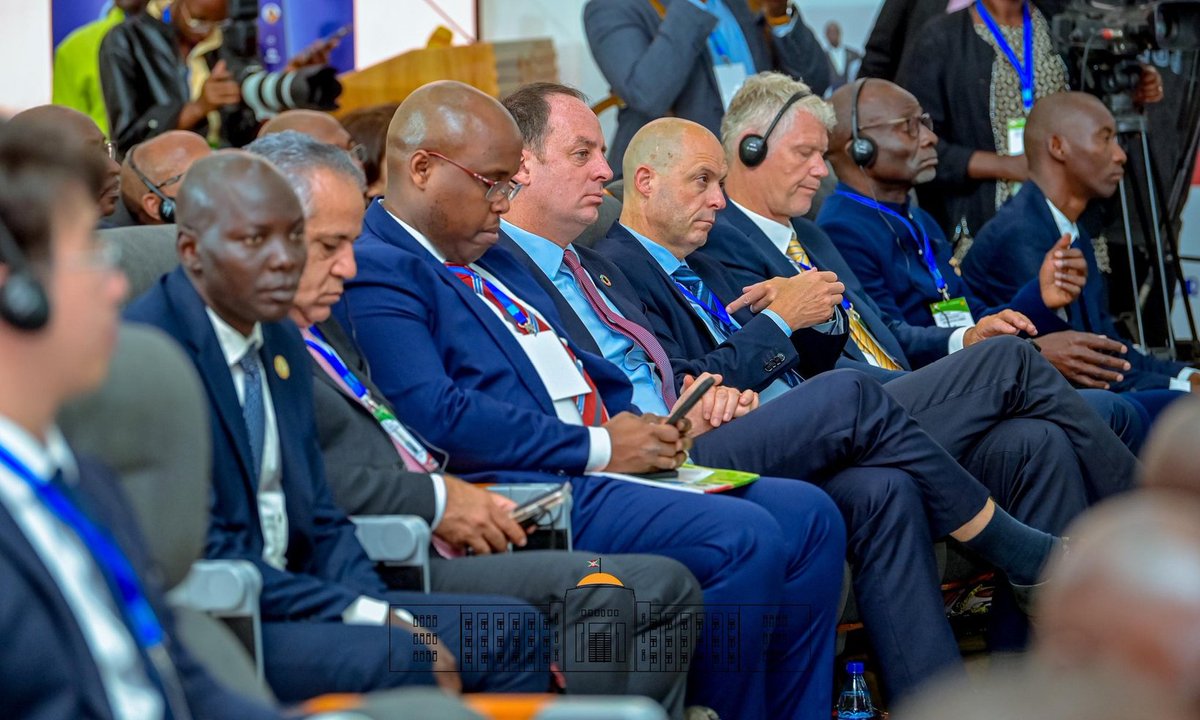 BwizaRadio's tweet photo. Le Président de la République du #Burundi @GeneralNeva a rehaussé par la présence les cérémonies d'ouverture d'une #table_ronde des partenaires au développement et aux investisseurs privés ce jeudi 5 décembre 2024 à @MairieBuja.
@nevateam7 1/4 https://t.co/uT9ieLvH48