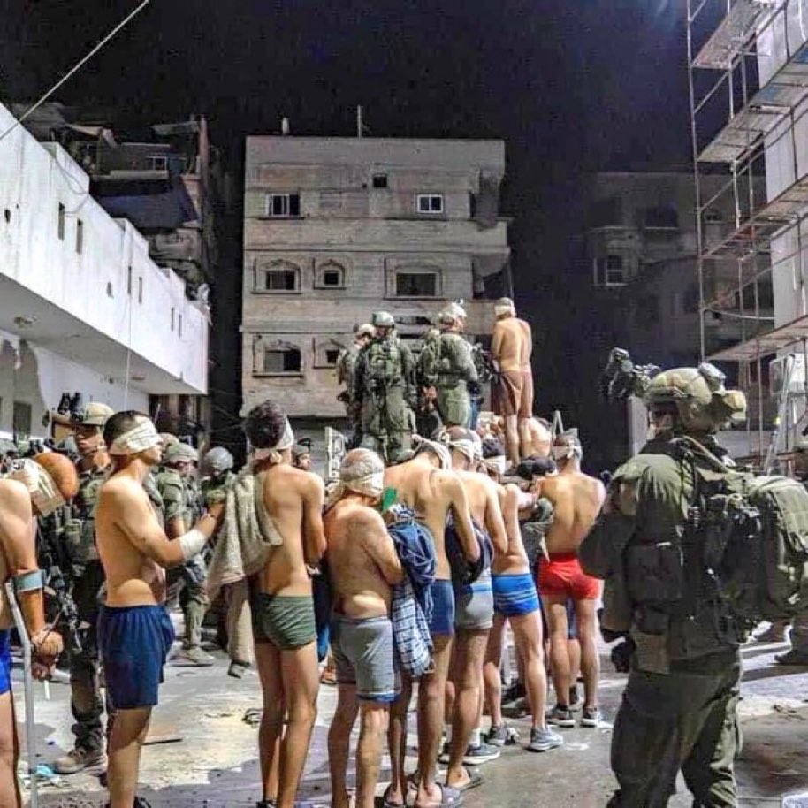 هؤلاء هم أطباء مستشفى كمال عدوان بعد ان أسرهم جنود الاحتلال الاسرائيلى المجرم وأمعنوا فى إذلالهم بخلع ملابسها و ايقافهم عرايا فى برد الشتاء القارس….