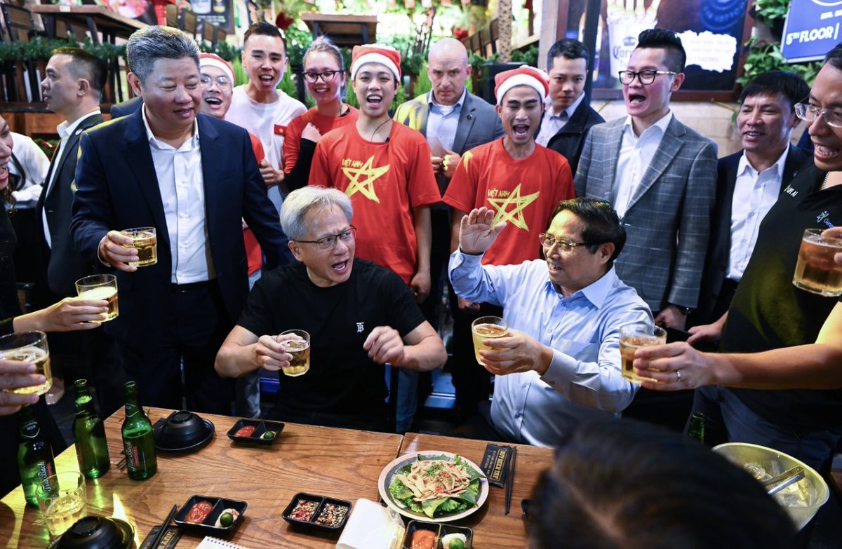 Nvidia CEO Jensen Huang and Vietnamese Prime Minister enjoyed Hanoi street food, chicken feet, fermented pork rolls, tofu with scallions, and beer following their announcement of partnership. Photo credit: VnE/Giang Huy - Luu Quy