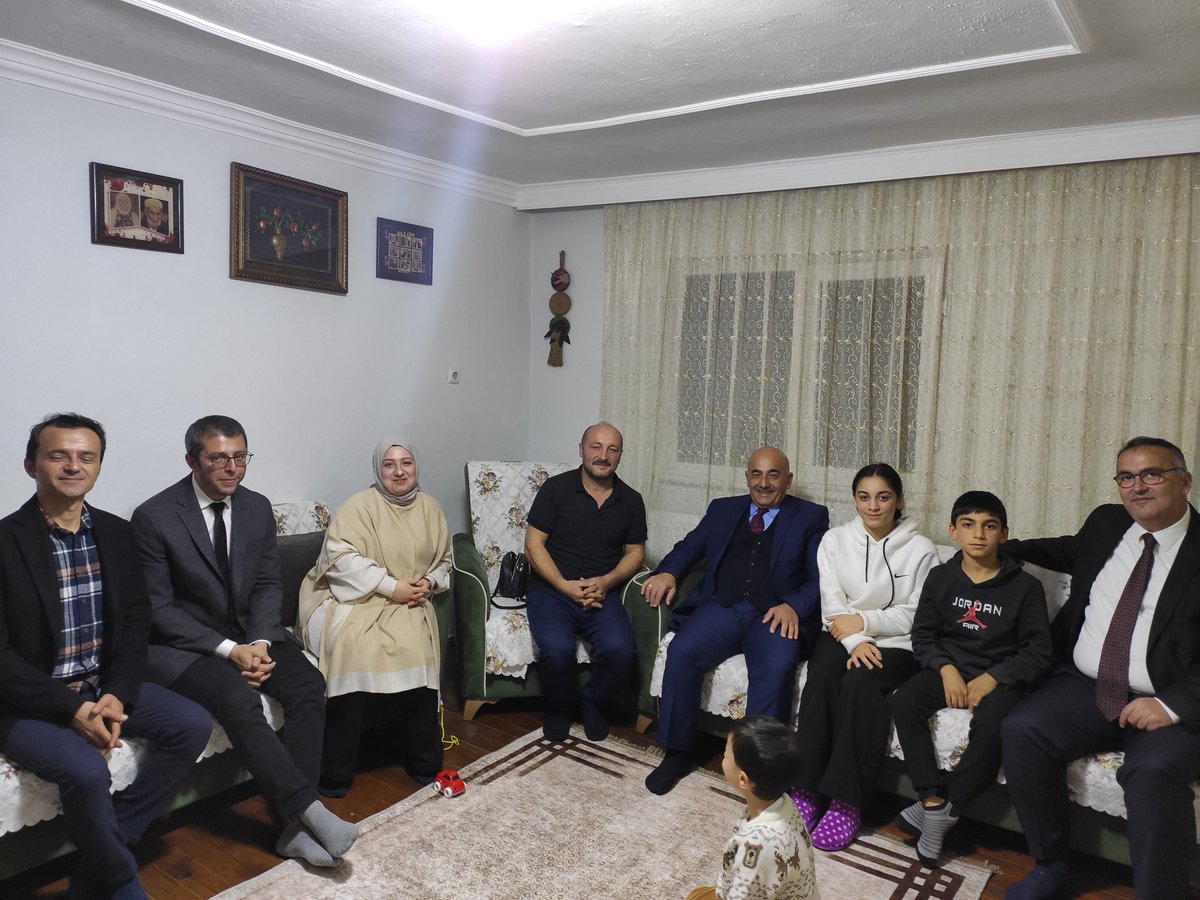 SumerOkul53's tweet photo. "Misafiriniz Var" projesi kapsamında İlçe Milli Eğitim Müdürümüz Sayın Ali Reşat YAZAR ve Şube Müdürümüz Sayın Haluk ALÇIN, Sümer İlkokulu/Ortaokulu Müdürü ve Öğretmenleri ile İhsan MANTAR ve ailesini evlerinde ziyaret ettiler.Misafirperverlikleri için kendilerine teşekkür ederiz https://t.co/gXaezbSZDw
