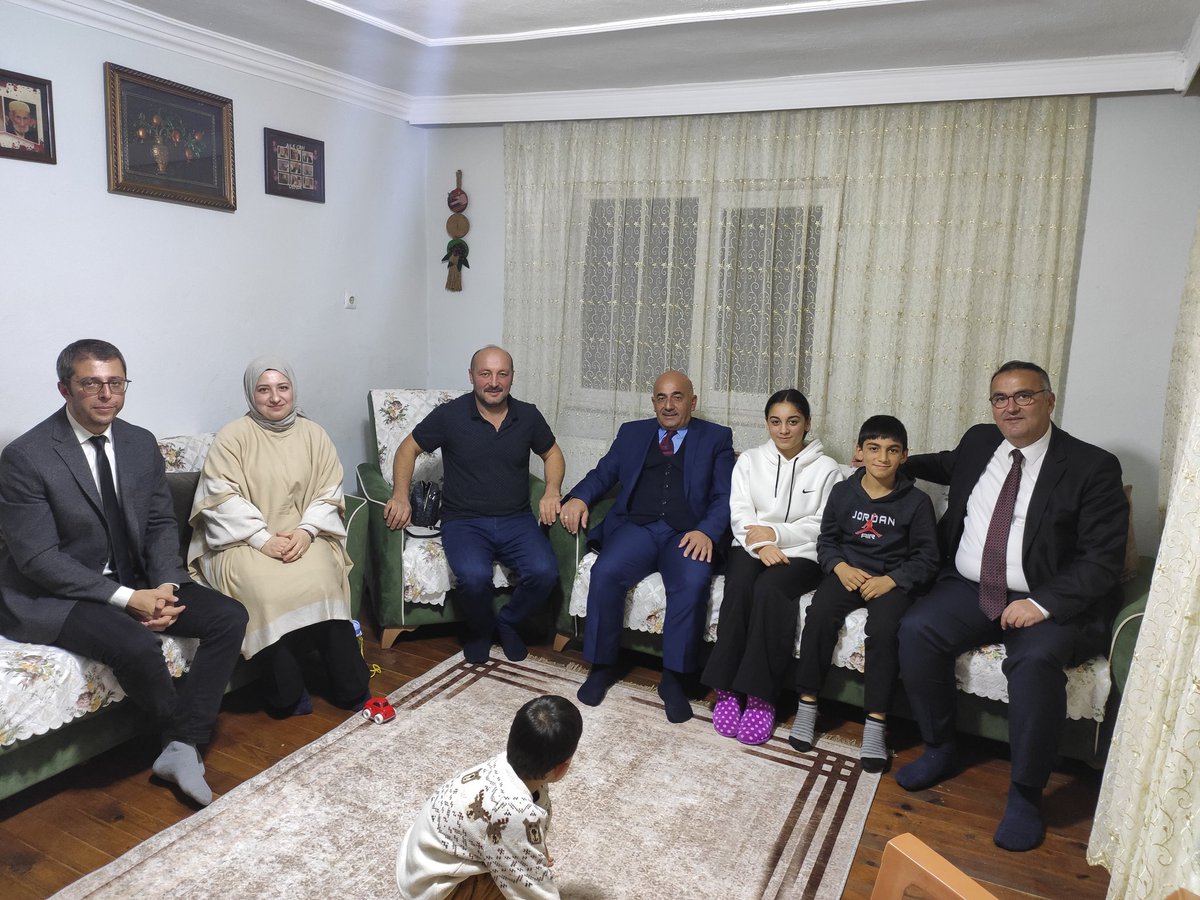 "Misafiriniz Var" projesi kapsamında İlçe Milli Eğitim Müdürümüz Sayın Ali Reşat YAZAR ve Şube Müdürümüz Sayın Haluk ALÇIN, Sümer İlkokulu/Ortaokulu Müdürü ve Öğretmenleri ile İhsan MANTAR ve ailesini evlerinde ziyaret ettiler.Misafirperverlikleri için kendilerine teşekkür ederiz