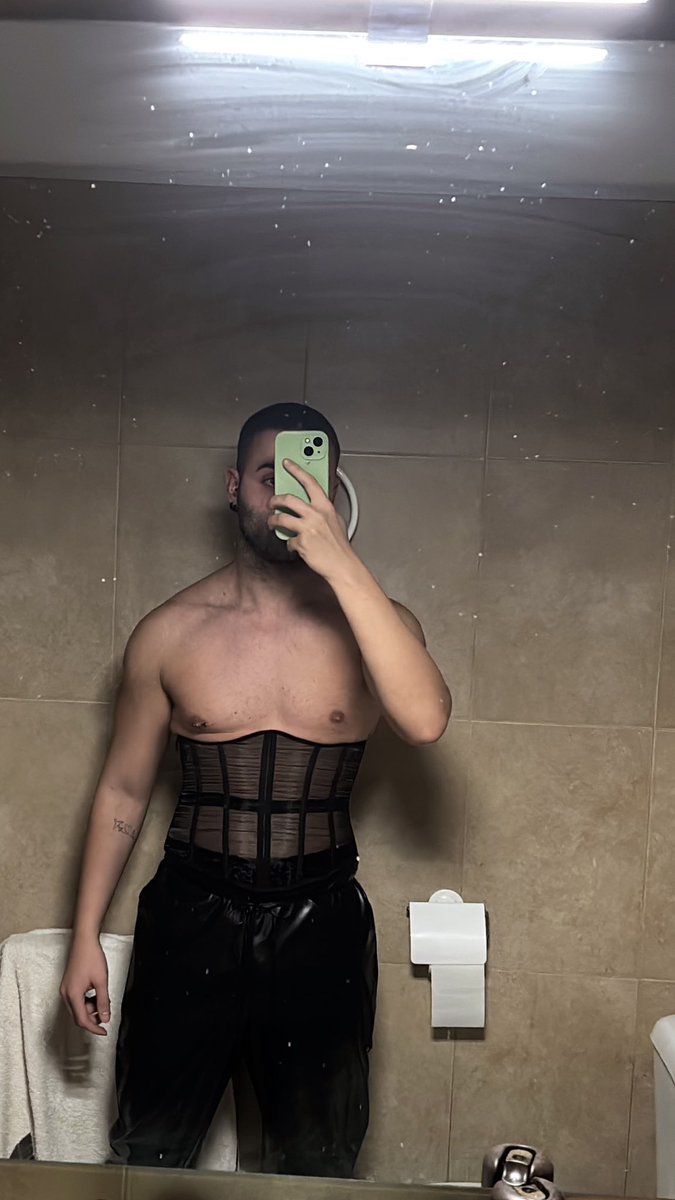 AaroonSC's tweet photo. Como me queda el corset?😈 https://t.co/2jMDZuT7Av