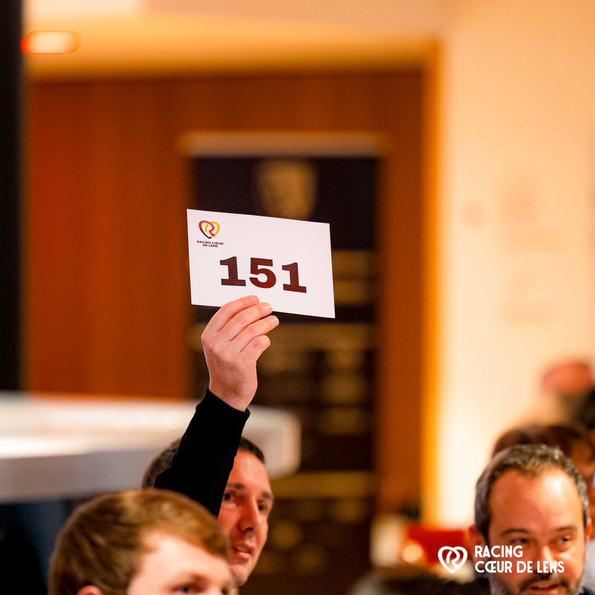 RCLens's tweet photo. Le Gala de Charité de nouveau plébiscité 🤝  

Événement solidaire organisé pour la 3e année consécutive, le Gala de Charité du #RacingCoeurDeLens a réuni plus de 300 convives au stade Bollaert-Delelis ce mercredi 👏 

👉 https://t.co/afKiK4rKow

#RCLens