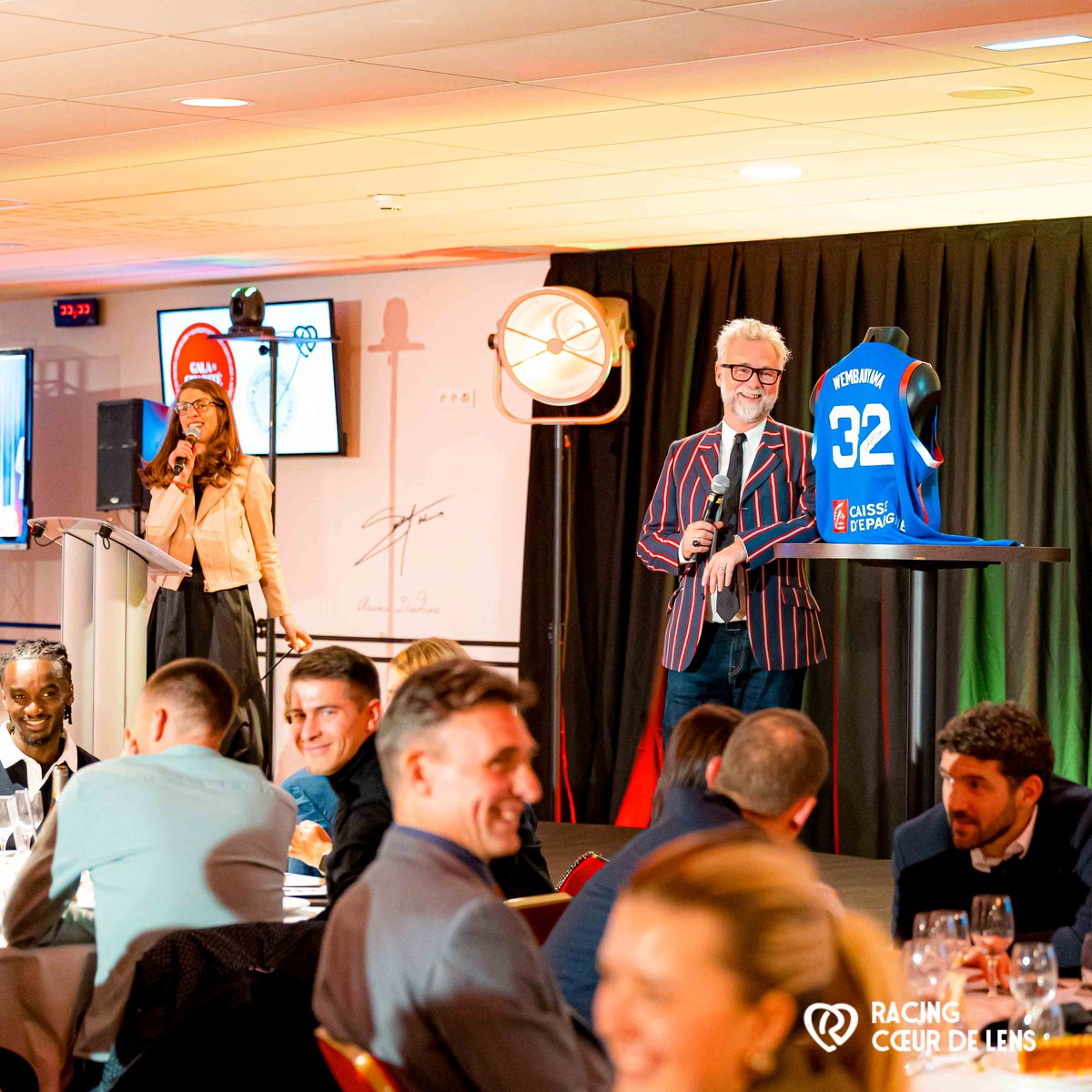 RCLens's tweet photo. Le Gala de Charité de nouveau plébiscité 🤝  

Événement solidaire organisé pour la 3e année consécutive, le Gala de Charité du #RacingCoeurDeLens a réuni plus de 300 convives au stade Bollaert-Delelis ce mercredi 👏 

👉 https://t.co/afKiK4rKow

#RCLens