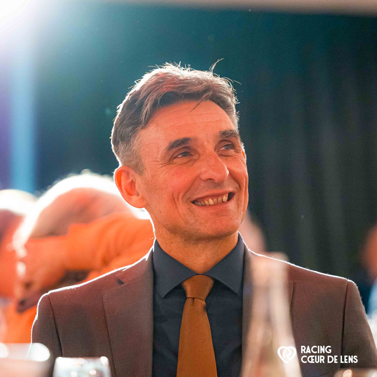RCLens's tweet photo. Le Gala de Charité de nouveau plébiscité 🤝  

Événement solidaire organisé pour la 3e année consécutive, le Gala de Charité du #RacingCoeurDeLens a réuni plus de 300 convives au stade Bollaert-Delelis ce mercredi 👏 

👉 https://t.co/afKiK4rKow

#RCLens