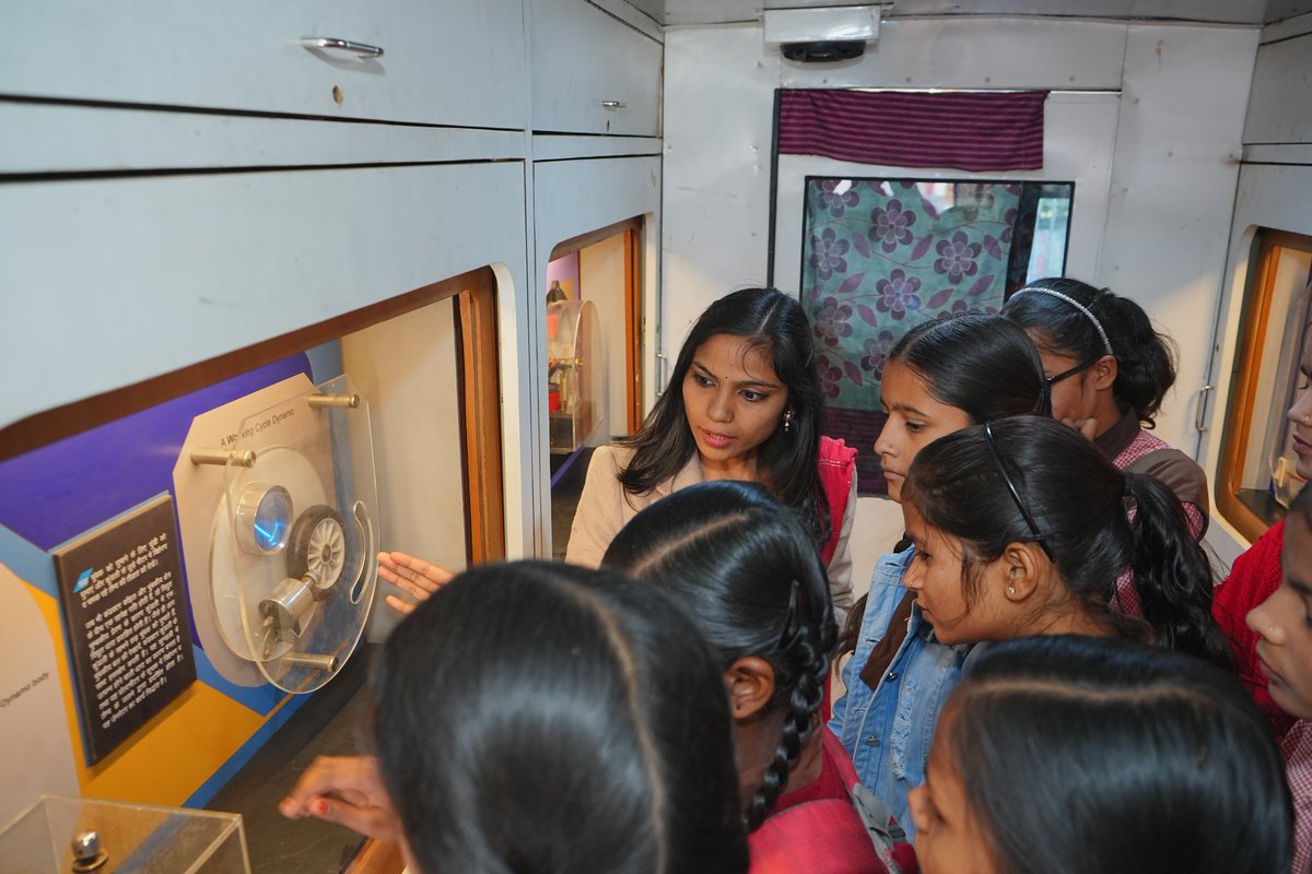 Richachandra16's tweet photo. @VigyanF organized Baal Mela at Composite School Madiaon, Lko
 The event was organized with support of @nhm_up Deputy CMO and @rsc_lucknow @UpforestUp and @basicshiksha_up 300 children learnt origami, fun science, baal akhbar, story telling, cartooning, clay modelling &amp; ecology https://t.co/gzYnuNNw9y
