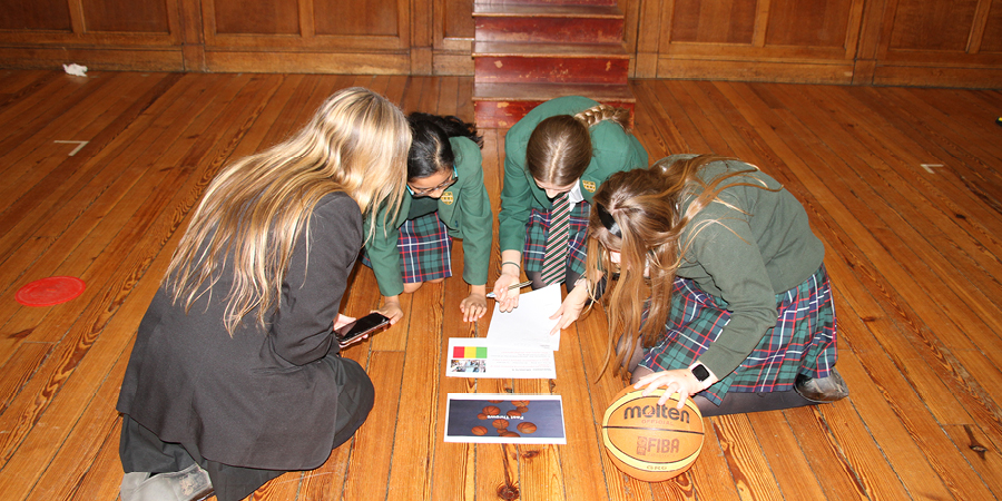 OneFarringtons's tweet photo. Senior School pupils enjoyed a trivia trek obstacle course at lunchtime yesterday, pupils had to complete an obstacle course before answering questions on general trivia to gain points for their houses.

#FarringtonsSeniors https://t.co/aNLtRq80hu